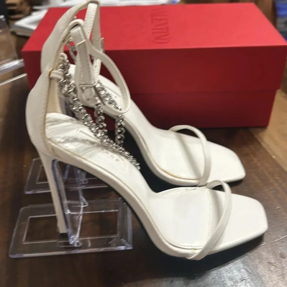 Top Shop 
Strappy chain-link design 
Squarish toe
Stiletto heel 
SIZE 38
NEW - Picture 9 of 11